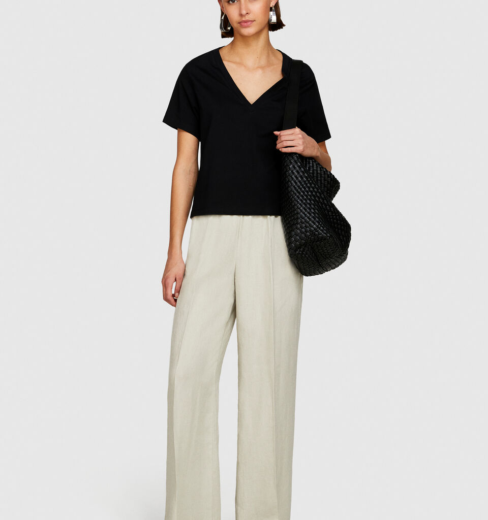 T-shirt with V-neck in 100% organic cotton - women's short sleeve t-shirts - Black | Sisley image number 1
